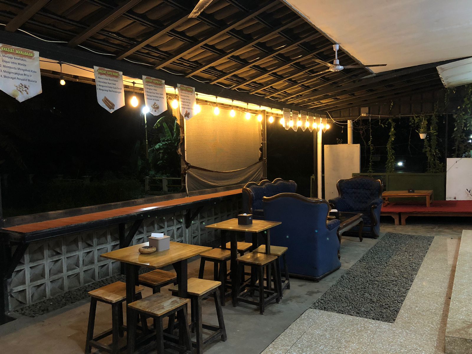 Meja Pengunjung