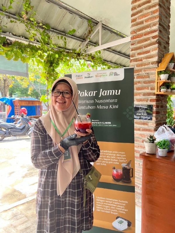 Peserta belajar meracik jamu modern